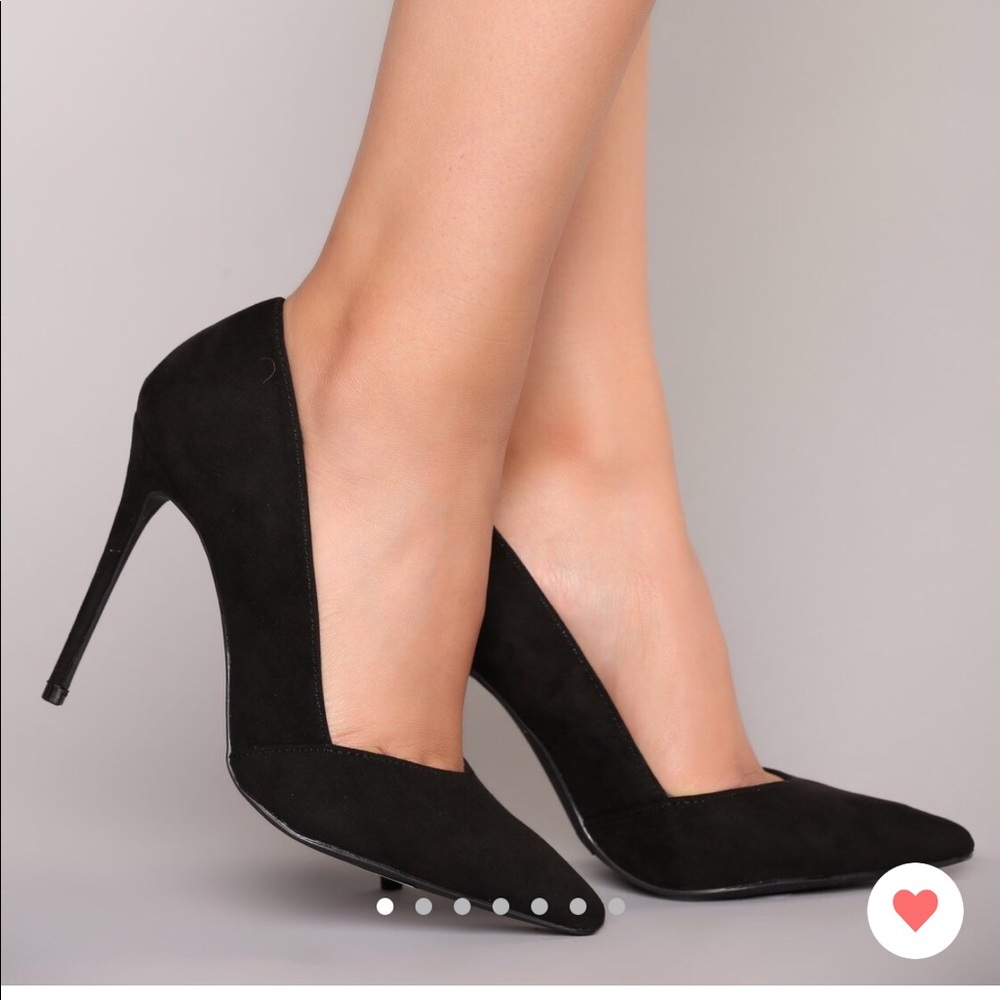 Black pumps